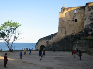 Voetballen voor de kasteel muren van Fort jesus